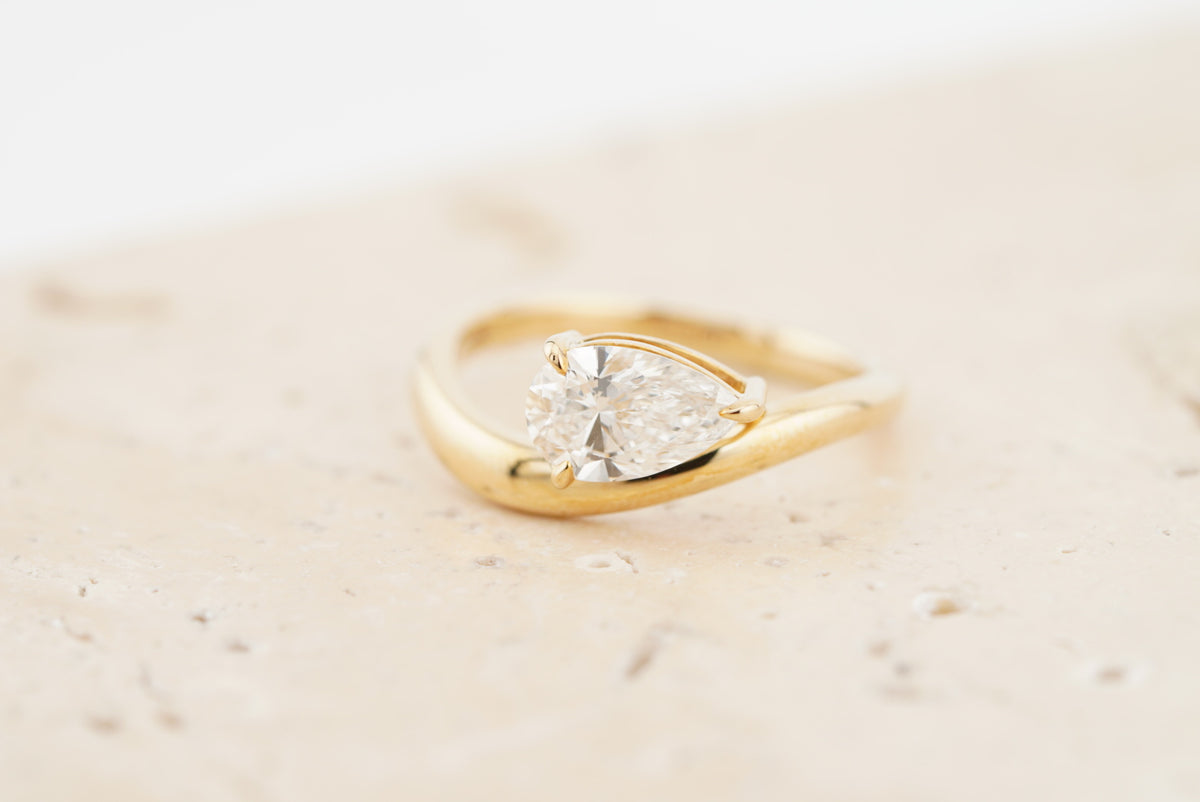Wave Ring, front view of the curved band